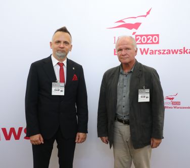 Marcin Jakubowski stoi w towarzystwie dyrektora Muzeum Ziemi Mińskiej Leszka Celeja