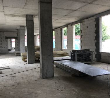 Zdjęcie przedstawia surowe wnętrze powstającego budynku