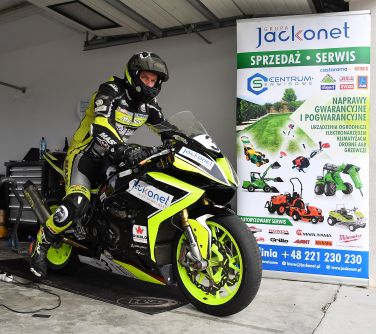 fot. z arch. Mariusza Domalewskiego (Mariusz Domalewski na motocyklu podczas wyścigu)
