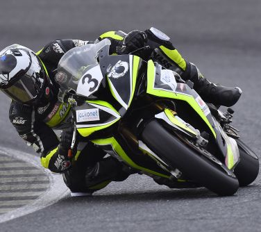 fot. z arch. Mariusza Domalewskiego (Mariusz Domalewski na motocyklu podczas wyścigu)