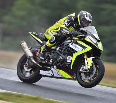 fot. z arch. Mariusza Domalewskiego (Mariusz Domalewski na motocyklu podczas wyścigu)