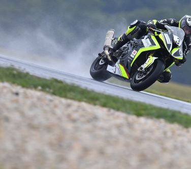 fot. z arch. Mariusza Domalewskiego (Mariusz Domalewski na motocyklu podczas wyścigu)