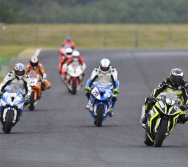 fot. z arch. Mariusza Domalewskiego (Mariusz Domalewski na motocyklu podczas wyścigu)