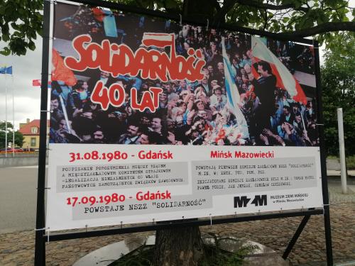 Tablica przedstawiająca 21 postulatów ogłoszonych 17 sierpnia 1980 przez Międzyzakładowy Komitet Strajkowy