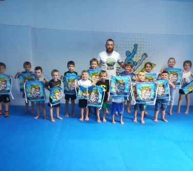Uczstnicy wakacji Mińskiego Klubu Sportowego MMA TEAM z upominkami