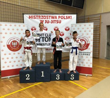 Mińscy zawodnicy Klubu Walki Grappler i Mks MMA TEAM na podium.