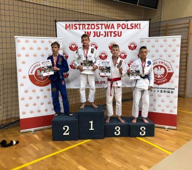 Mińscy zawodnicy Klubu Walki Grappler i Mks MMA TEAM na podium.