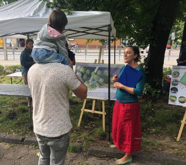 Mieszkaniec rozmawiajacy z osoba prowadzacą konsultacje