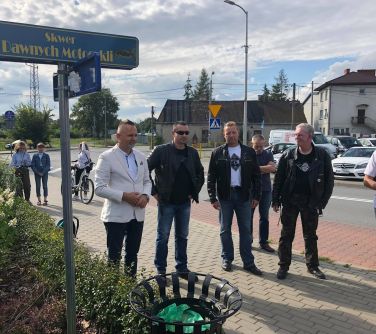 Otwarcie nowego Skweru Dawnych Motocykli - na fot. Burmistrz Miasta, radni i władze Klubu Dawnych Motocykli