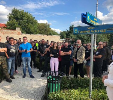 Uczestnicy otwarcia Skweru Dawnych Motocykli
