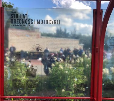 Nadruk na przystanku autobusowym poświęcony historii motoryzacji