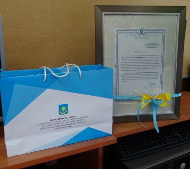 List gratulacyjny oraz prezent dla Studium