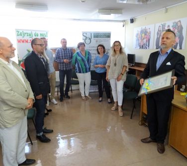 Burmistrz wręcza dyrektorowi Studium list gratulacyjny