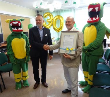 Burmistrz gratuluje dyrektorowi Studium jubileuszu