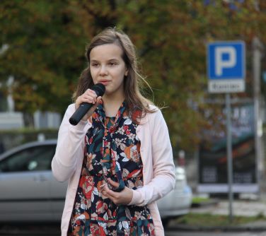 Śpiewa uczennica z SP nr 1.