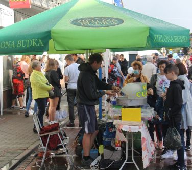 Stoisko z wata cukrową. W tle uczestnicy piknikiu.