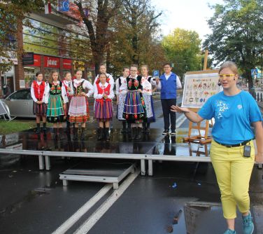 Na pierwszym planie Zastępca Burmistrza Eliza Bujalska. W tle występują dzieci z SP nr 2.