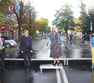 Na scenie od lewej Bartłomiej Balcerzyk reprezentujący Przedstawicielstwo Komisji Europejskiej, aktor Olgierd Łukasiewicz,...