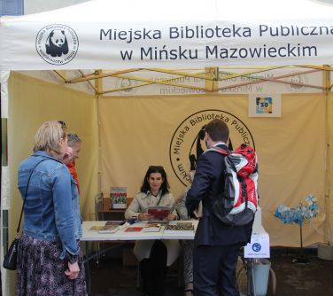 Stoisko Miejskiej Biblioteki Pulicznej.