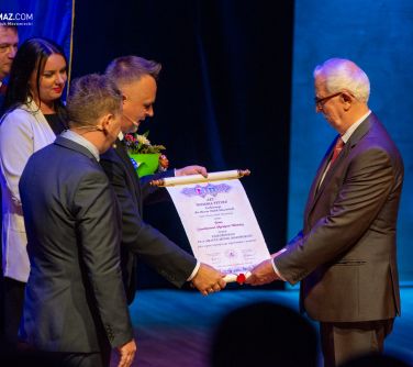 Burmistrz wręcza Stanisławowi Woźnicy tytuł Zasłużonego dla Miasta