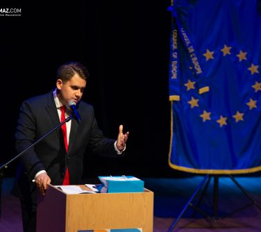 Ze sceny przemawia poseł Daniel Milewski