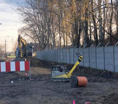 Widok na ulicę Żwirową od strony zachodniej, widać sprzęt budowlany.