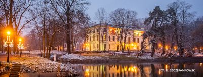widok na pałac w parku znad rzeki