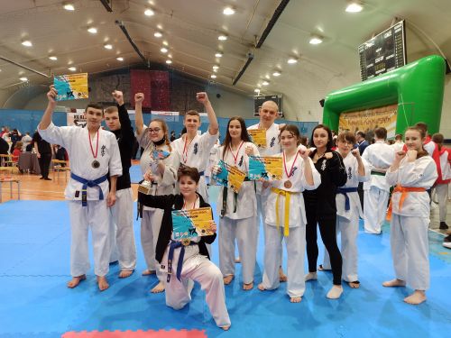 Grupowa fotografia zawodników Karate Kyokushin Mińsk Mazowiecki
