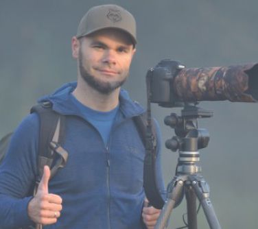 Sławomir Kotara z aparatem.
