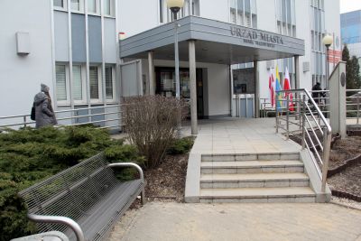Wejście główne do urzędu strona lewa