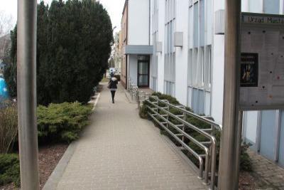Podjazd z poręczami do bydynku  - strona lewa