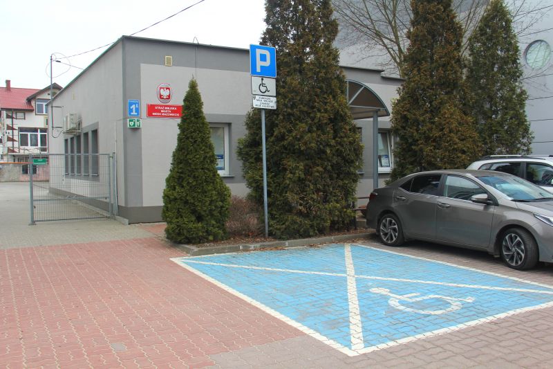 Parking przed budynkiem Straży Miejskiej z miejscem parkingowym dla osób z niepełnosprawnością