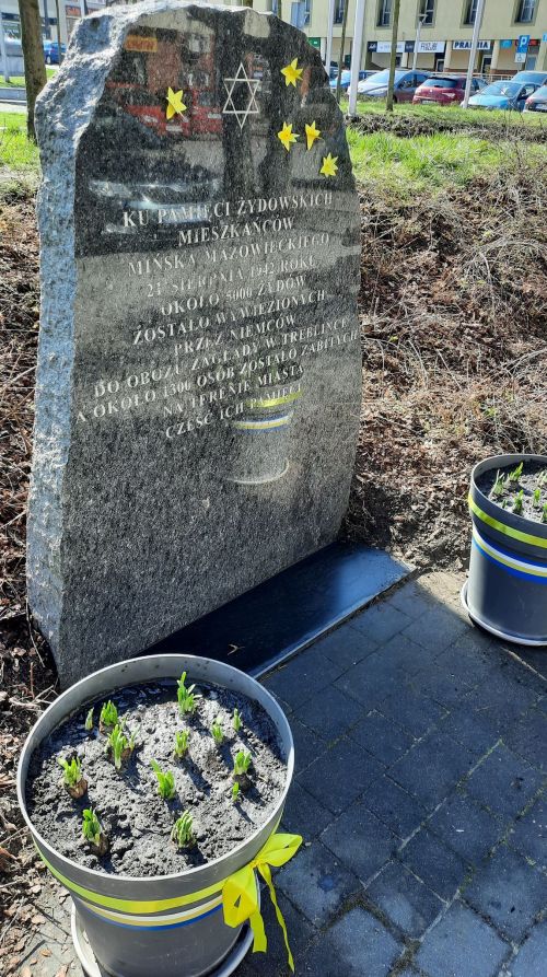 Napis na szarym granicie: Ku pamięci żydowskich mieszkańców Mińska Mazowieckiego. 21 sierpnia 1942 r. ok. 5000 Żydów...