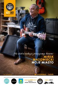 Napis na foto: Na dobre relacje pracujemy latami. Włodzimierz - lutnik. / Mężczyzna siedzi i gra na gitarze elektrycznej, w...
