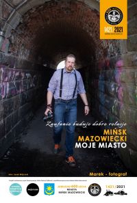 Napis na foto: Zaufanie buduje dobre relacje. Marek - fotograf / Mężczyzna z aparatem fotograficznym w ręku wychodzi z...
