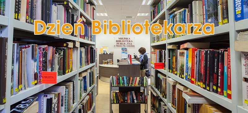 Wnetrze biblioteki. Półki po prawej i lewej stronie wypełnione książkami. Napis: Dzień Bibliotekarza.