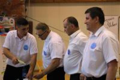 cztery osoby w białych koszulkach
