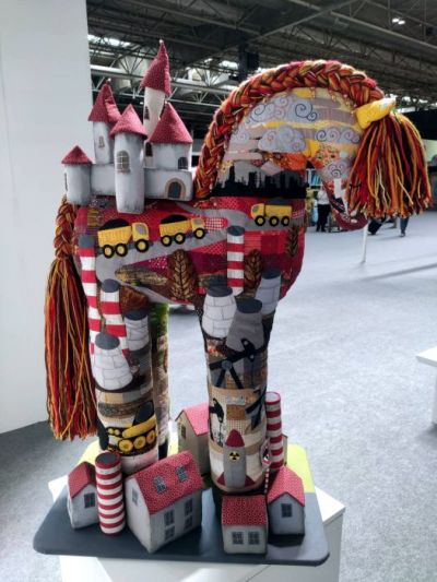 Koń wykonany metodą patchwork sfotografowany w większym zbliżeniu.