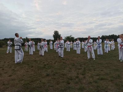 Trening drużyny na trawie
