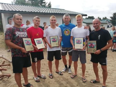 Prezentacja dyplomów przez zawodników
