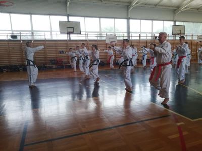 Trening drużyny na sali gimnastycznej