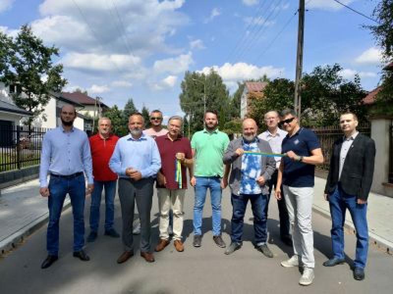 zdjęcie przedstawicieli władz miasta podczas oficjalnego otwarcia ulicy Sikorskiego
