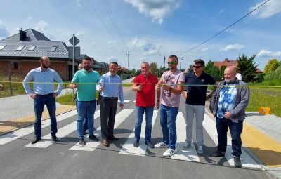 zdjęcie przedstawicieli władz miasta podczas oficjalnego otwarcia ulicy Wolańskiego- przecięcie wstęgi