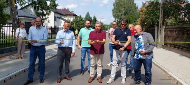 zdjęcie przedstawicieli władz miasta podczas oficjalnego otwarcia ulicy Sikorskiego - przecięcie wstęgi