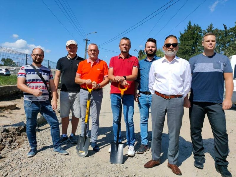 zdjęcie przedstawicieli władz miasta na budowanej ul. Huberta