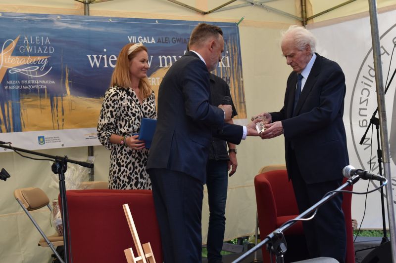 Wręczenie statuetki Wiesławowi Myśliwskiemu przez Burmistrza Miasta
