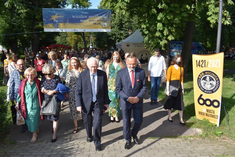 Wiesław Myśliwski wraz z innymi  w drodze