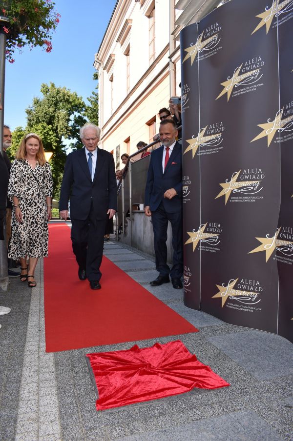 Wiesław Myśliwski idzie po czerwonym dywanie do odsłonięcia swojej gwiazdy literatury