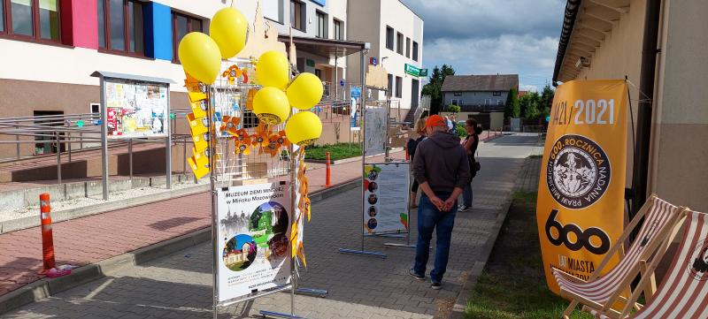 osoby oglądające wystawe mobilną projektu "Mińsk na kółkach"