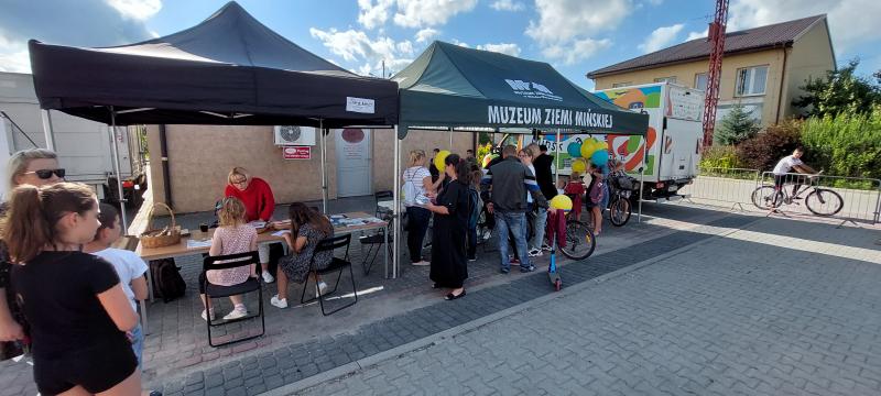 projekt "Mińsk na kółkach", osoby zgromadzone przy namiotach jednostek organizacyjnych